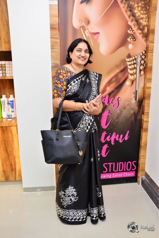Ritu-Varma-Inaugurates-Glam-Studios-Unisex-Salon